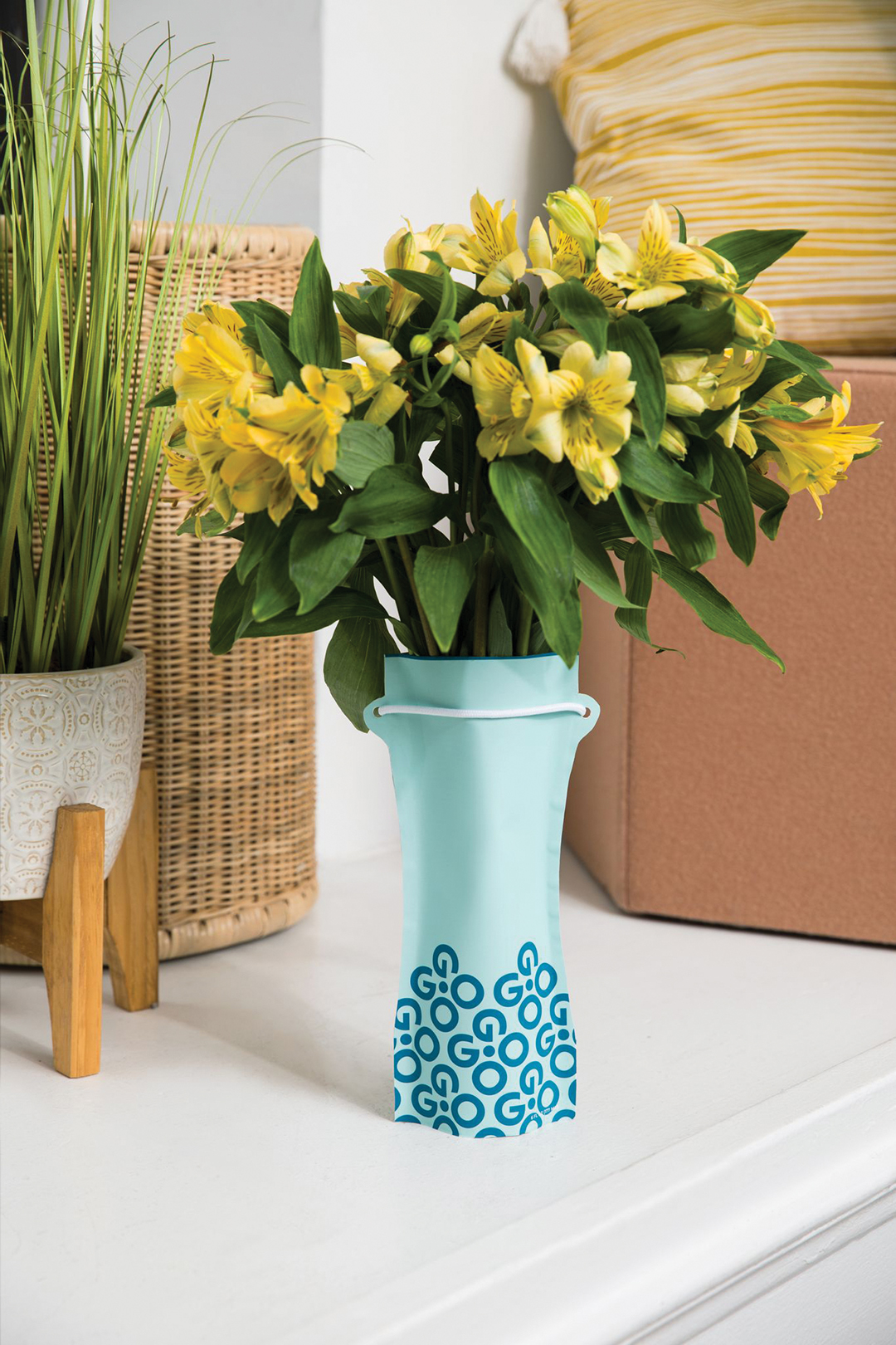 GoGo Flower portable water vase.
