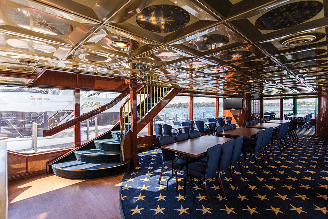 The nautical vibe carries through this boat’s interior, matching Lake Minnetonka’s salute to blue hues. 