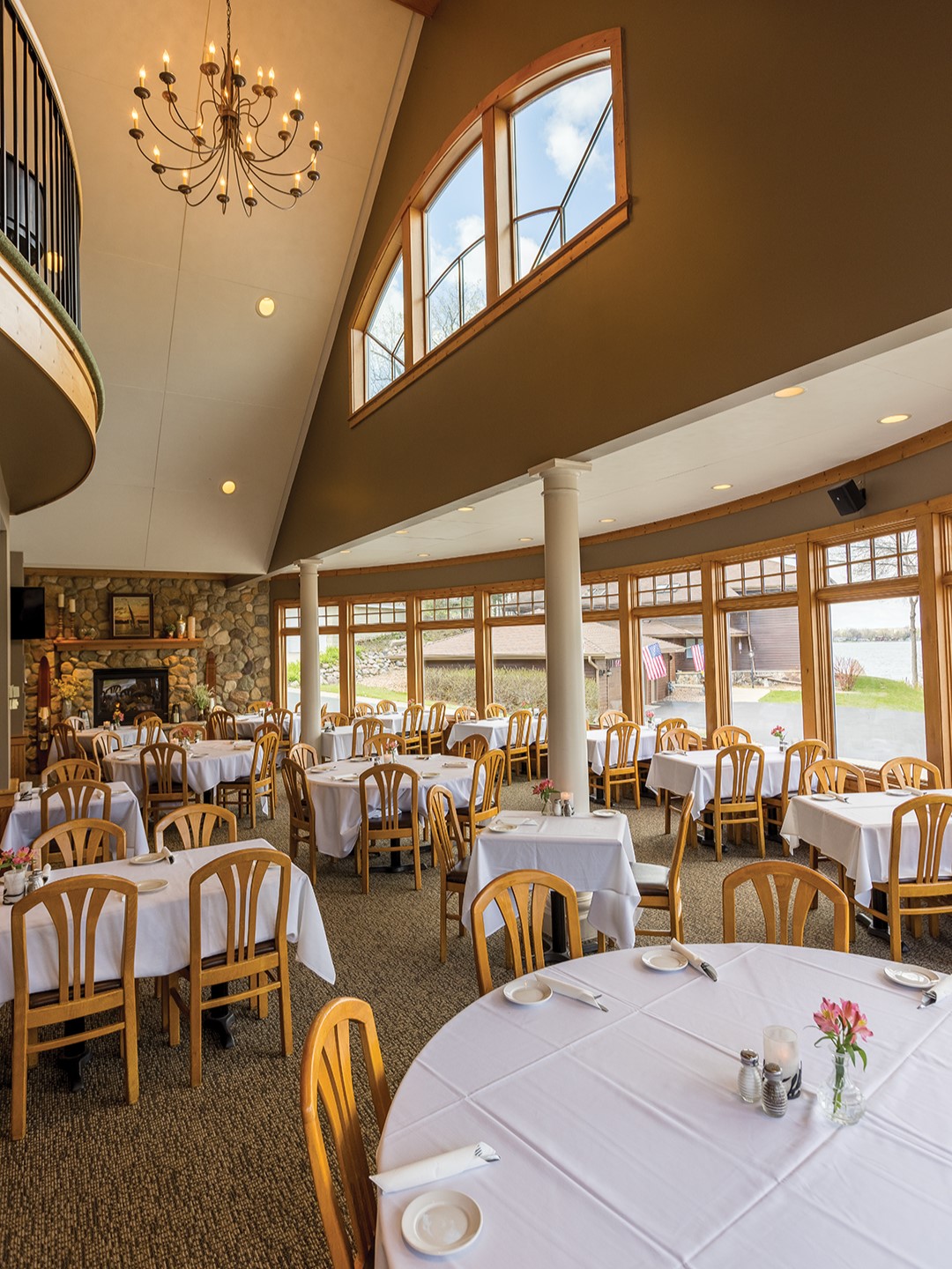 Al & Alma’s Supper Club serves up open views, allowing diners to soak up the lakelife atmosphere. 