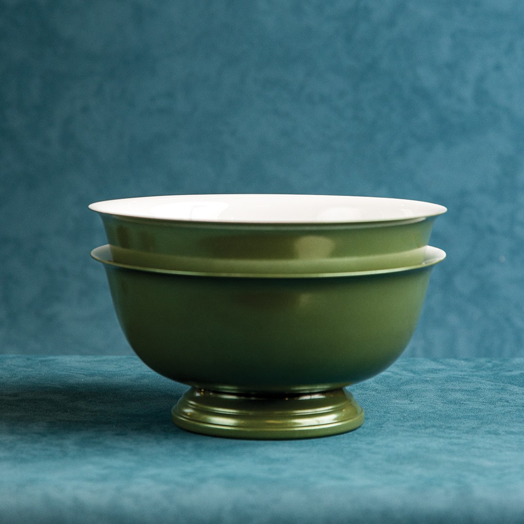 Enveloped in Moss, this vintage Revere Ware bowl set presents an elegant, earthy story, which speaks to today’s natural décor aesthetic. 