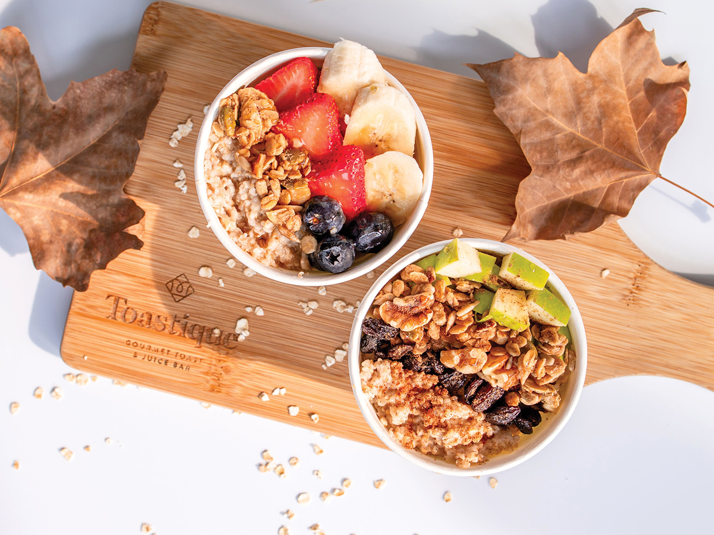 Warm Apple Spice Oats include apples, raisins, walnuts, granola, chai spice, maple syrup and oats. Discover the Warm Berry Oats with banana, strawberries, blueberries, granola, maple syrup and oats.