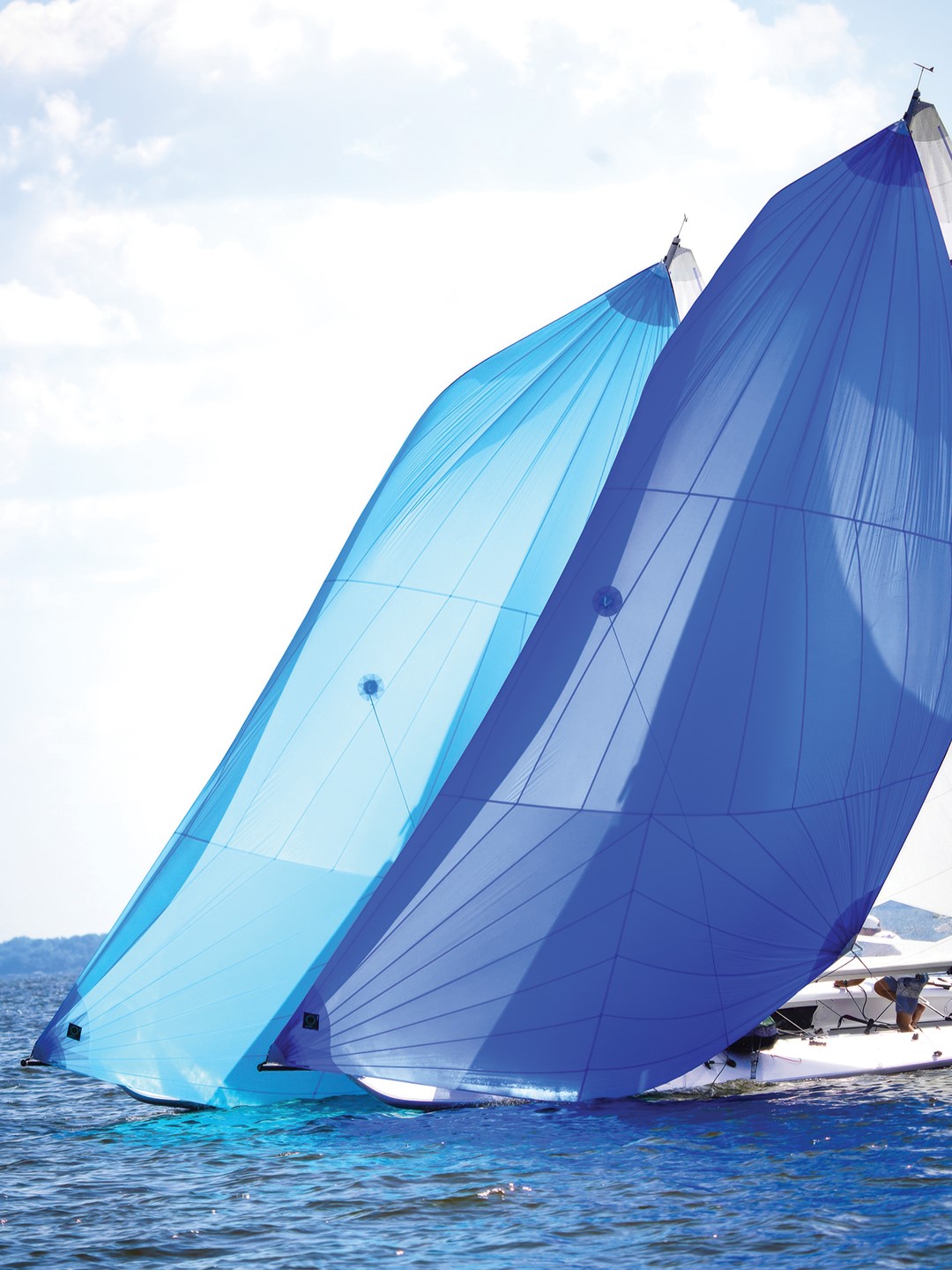 The origins of the scow-type sailboats raced at these events were developed in Lake Minnetonka’s Carsons Bay in the 1890s by charter members of Minnetonka Yacht Club (MYC). “[MYC] has a very rich sailing history,” says Sam Rogers, event chair, lifelong MYC club member and former professional sailor. “Longstanding famous Minnesota families, like the Pillsburys, have been racing scows since the late 1800s. Minnesota sailors are responsible for developing and implementing hull designs that have impacted yacht design and racing through today.”